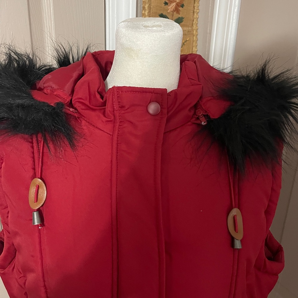 Sporto red puffer vest with black fur trimmed removable hood. NWT. Size L. - Picture 3 of 14